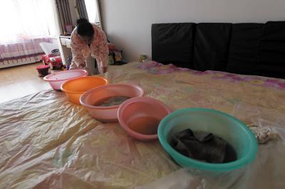 绥德楼上漏水，住户失联，小区没物管，业主维权难！律师来支招……